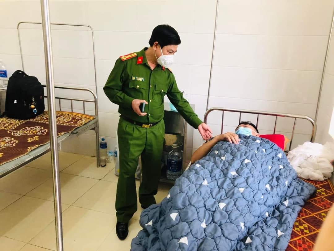 Trung úy Đặng Tuấn Anh đang điều trị tại bệnh viện.