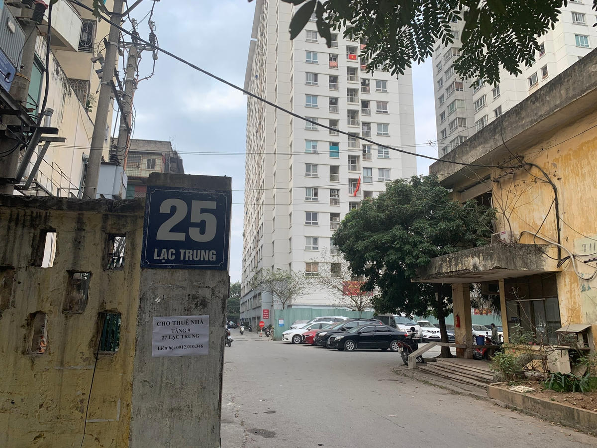 Ghi nhận lúc 7h30 sáng ngày 3/2, đường vào khu chung cư N02, N03 khá vắng vẻ. Ảnh: Lan Anh. 