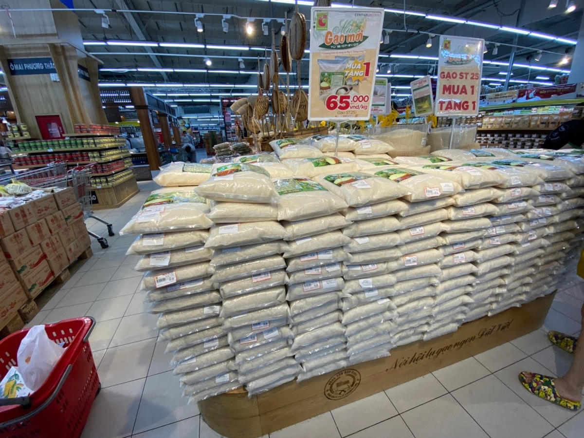 Gạo vẫn sẵn sàng phục vụ người dân với số lượng lớn. Ảnh: L.A.
