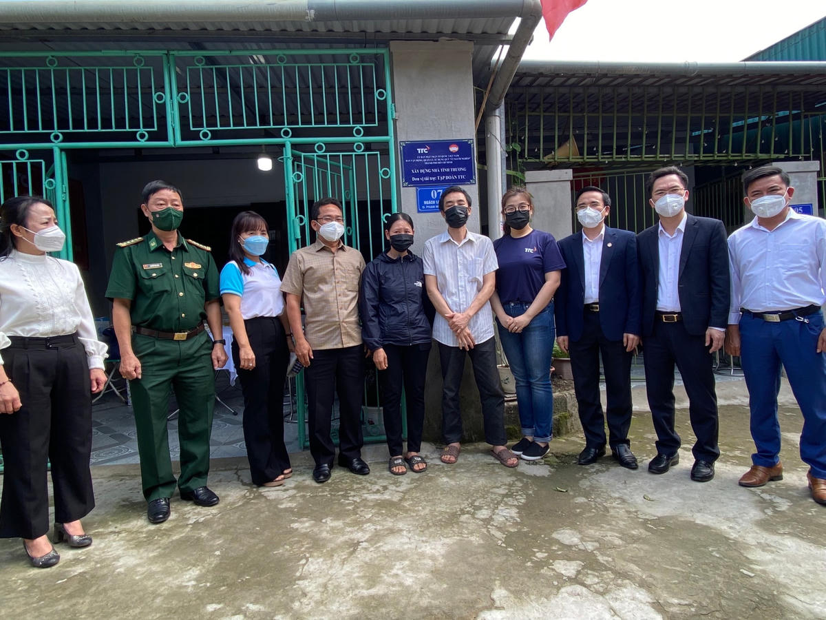 Đoàn công tác cùng các lãnh đạo địa phương trao nhà tình thương cho một gia đình tại xã Nghi Vạn.