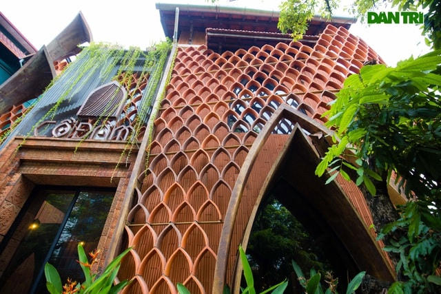 Nơi đây trước kia là căn biệt thự cổ mang phong cách kiến trúc Pháp đã được chủ nhân và kiến trúc sư thay đổi với mong muốn mang đến một không gian kiến trúc pha trộn giữa sự huyền bí của văn hóa Chăm Pa và sự yên tĩnh tuyệt đối của Phật Giáo.  