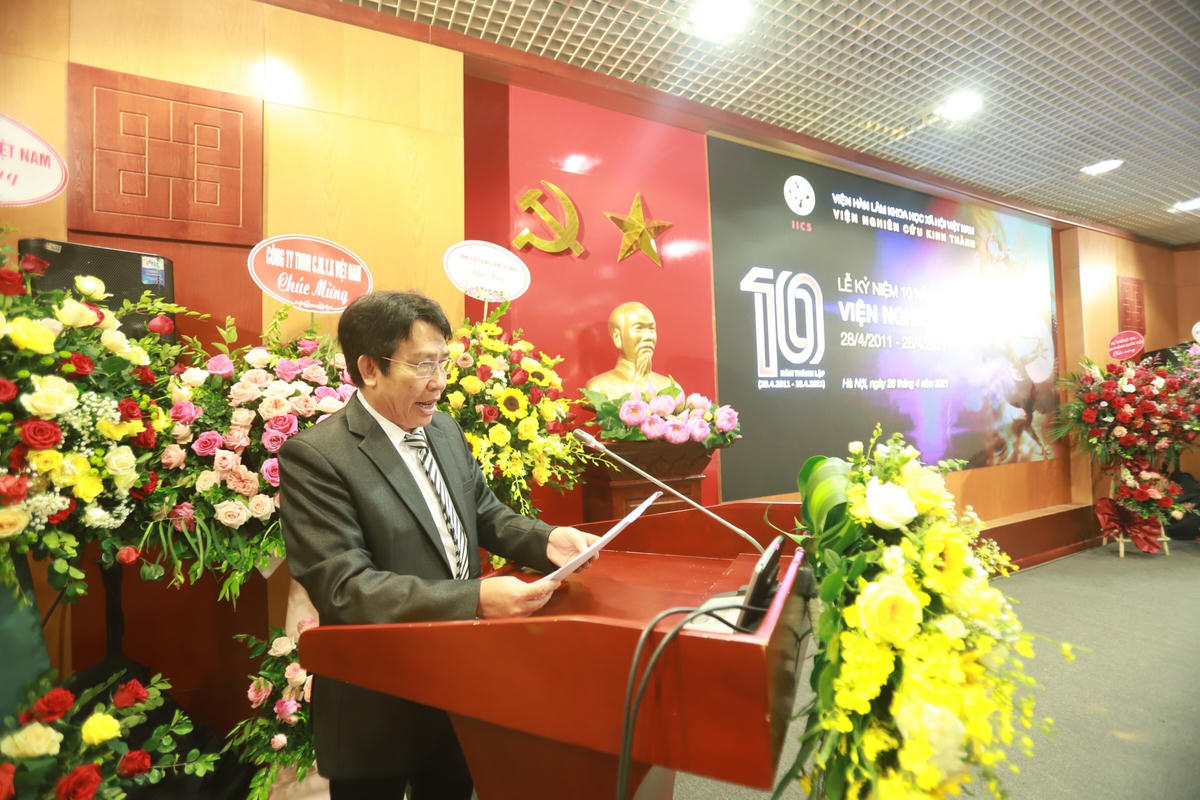 PGS.TS Bùi Minh Trí báo cáo kết quả hoạt động 10 năm của Viện Nghiên cứu Kinh thành.