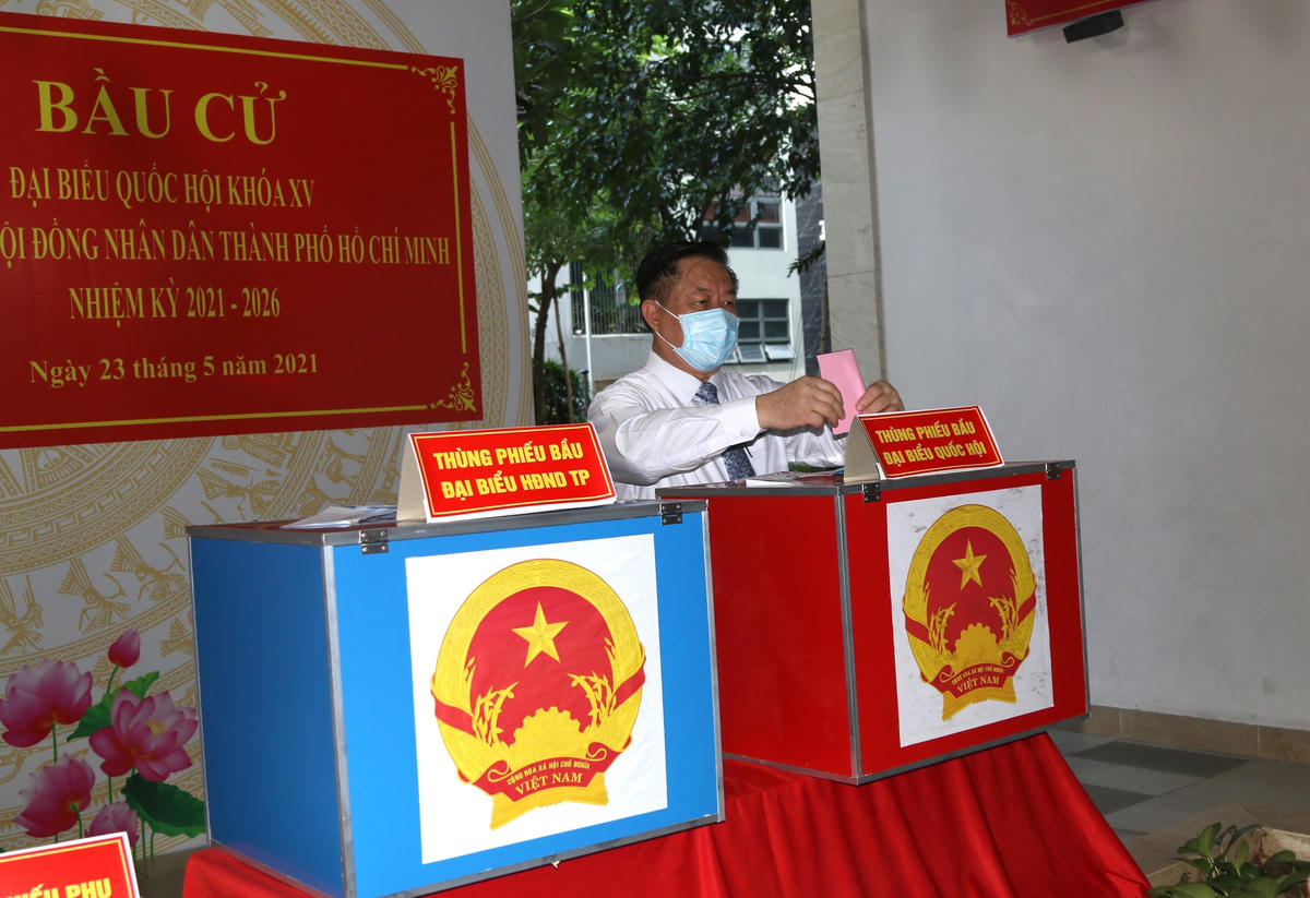 Bí thư Trung ương Đảng, Trưởng ban Tuyên giáo Trung ương Nguyễn Trọng Nghĩa tại khu vực bầu cử số 011, phường 2, quận Tân Bình, TP HCM. Ảnh: Hồng Lĩnh.