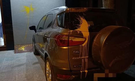Hiện trường vụ các đối tượng xấu ném chất bẩn vào nhà phóng viên Nguyễn Thanh Tuấn.