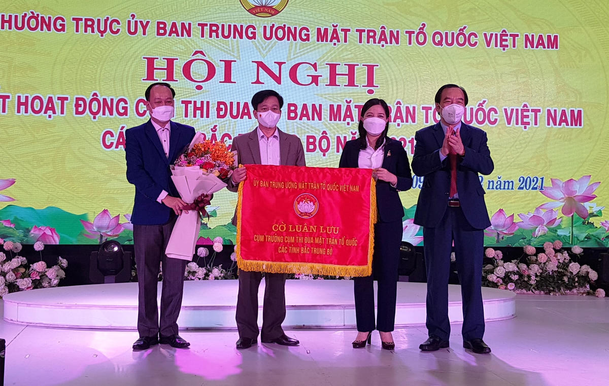 Ông Ngô Sách Thực, Phó Chủ tịch UBTƯ MTTQ Việt Nam đã trao Cờ luân lưu Cụm trưởng cho UBMTTQ tỉnh Thừa Thiên Huế năm 2022.