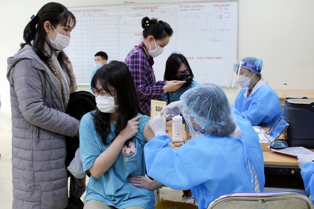 Học sinh và phụ huynh hồi hộp khi con được tiêm.