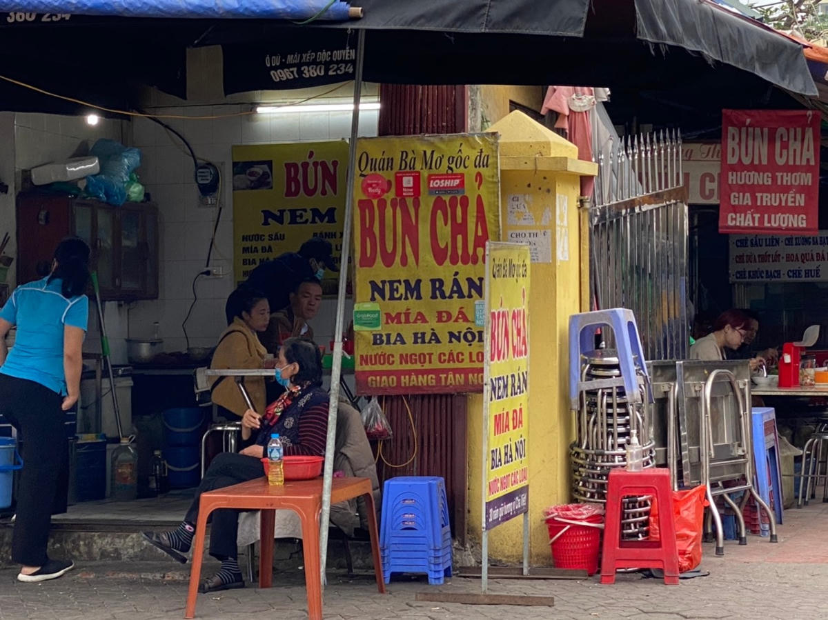 Một số quán ăn đường phố vẫn thực hiện bán hàng. Ảnh: L.A.