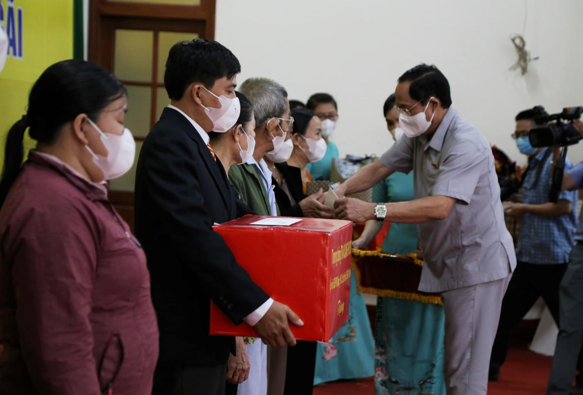 Phó Chủ tịch Quốc hội Trần Quang Phương tặng quà cho các gia đình chính sách, hộ nghèo ở Quảng Ngãi.