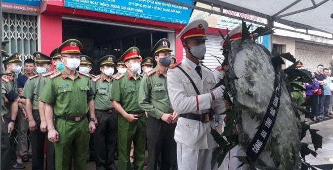 Lãnh đạo Công an Bắc Giang đến viếng và chia buồn cùng gia đình chiến sĩ hi sinh Nguyễn Văn Mạnh.