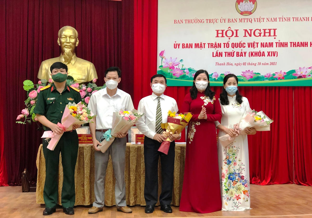 Bà Phạm Thị Thanh Thủy, Chủ tịch Ủy ban MTTQ Việt Nam tỉnh, Trưởng ban Dân vận tỉnh Thanh Hóa chúc mừng ông Phạm Đăng Lực (người đứng giữa), tân Phó Chủ tịch Ủy ban MTTQ Việt Nam tỉnh nhiệm kỳ 2019 – 2024.