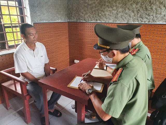 Đối tượng Cao Xuân Trường làm việc với Công an. Ảnh Công an cung cấp.