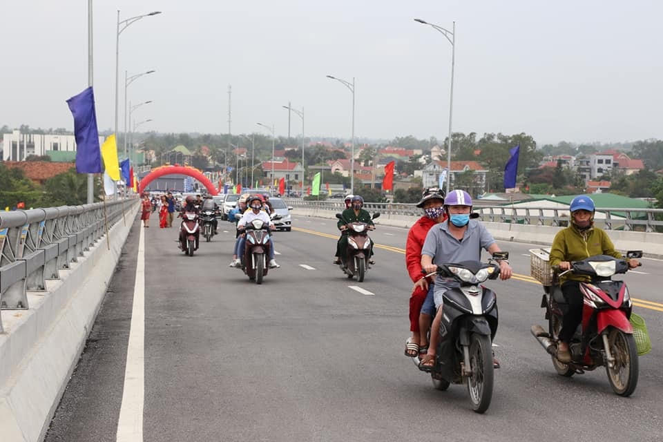 Người dân phấn khởi khi cây cầu nối liền 2 tỉnh đã hoàn thành.