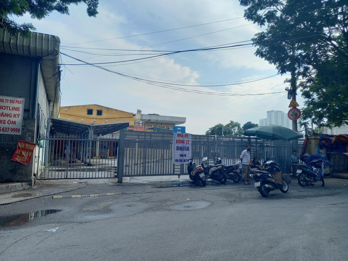 [ẢNH] Đường phố Thủ đô nơi vắng vẻ, nơi đông đúc trong ngày đầu giãn cách