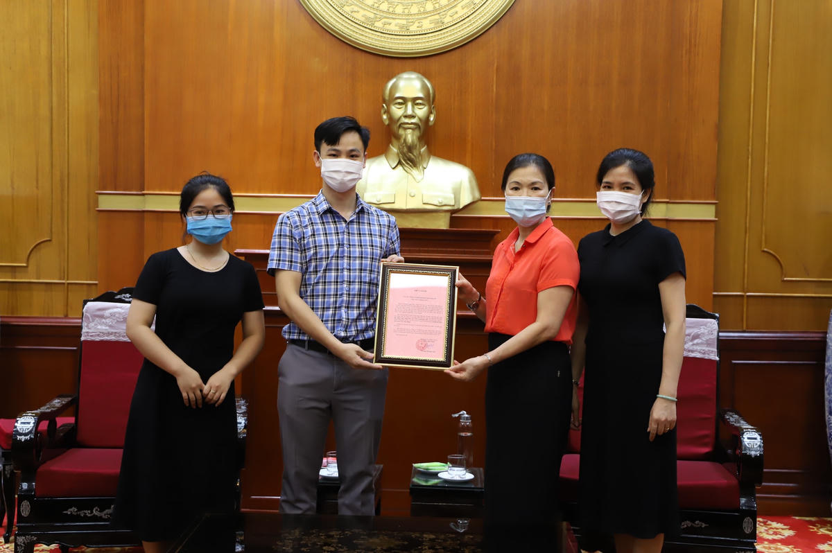 Phó Chủ tịch Trương Thị Ngọc Ánh trao thư cảm ơn của UBTƯ MTTQ Việt Nam đến Công ty Cổ phần Giải pháp ngọn sóng mới.