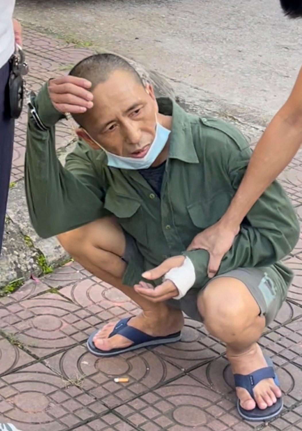 Đối tượng Vũ Anh Dũng giấu ma túy trong tay bó bột để bán cho các đối tượng nghiện. Ảnh: Công an Quảng Ninh.