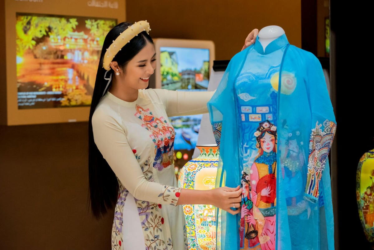 Hoa hậu Ngọc Hân thiết kế áo dài bằng cả trái tim