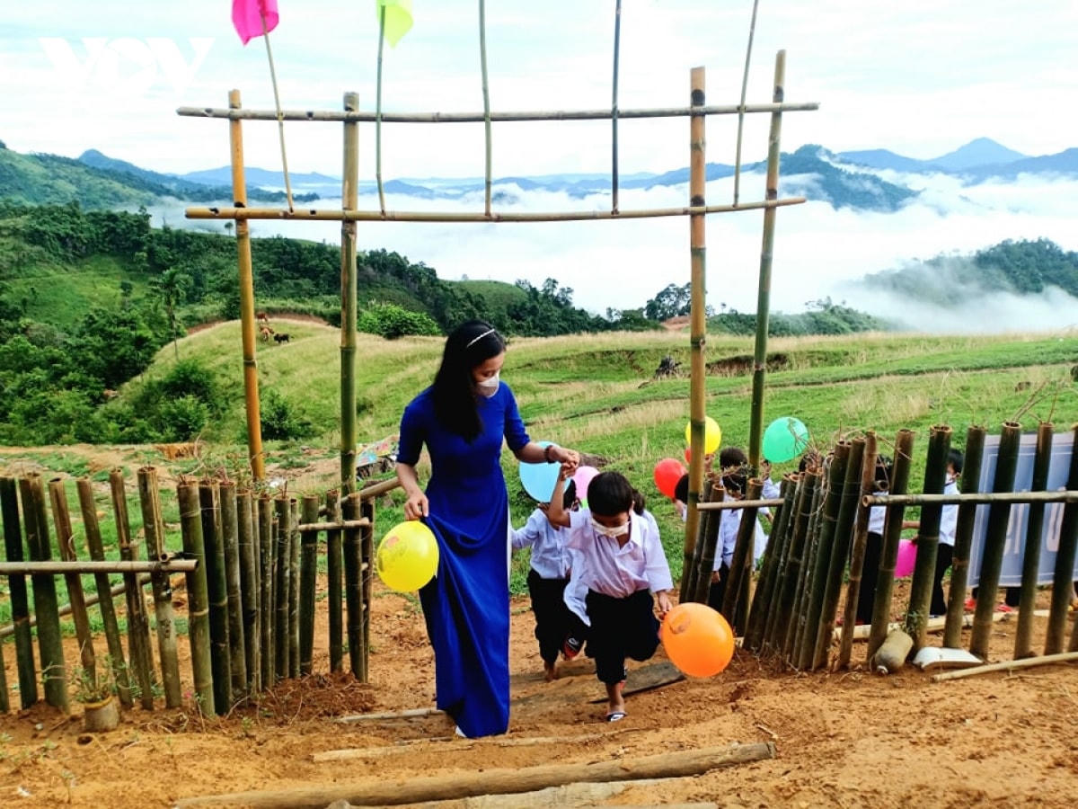 Cô và trò điểm trường Tắk Pổ, xã Trà Tập, huyện Nam Trà My, tỉnh Quảng Nam.