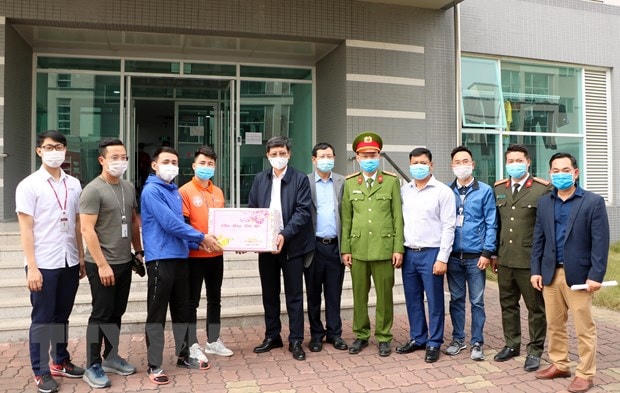 Phó Chủ tịch Ủy ban Nhân dân thành phố Hải Phòng Lê Anh Quân tặng quà cho người lao động và động viên người lao động đảm bảo vệ sinh phòng dịch. (Ảnh: Minh Thu/TTXVN)