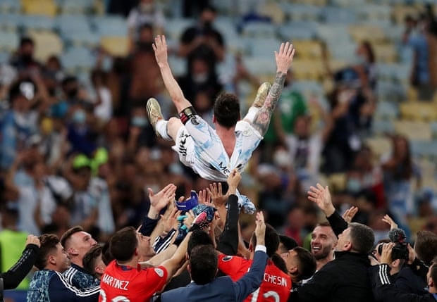 Lionel Messi của Argentina được các đồng đội tung lên không trung sau khi giành Copa América. Ảnh: Reuters.