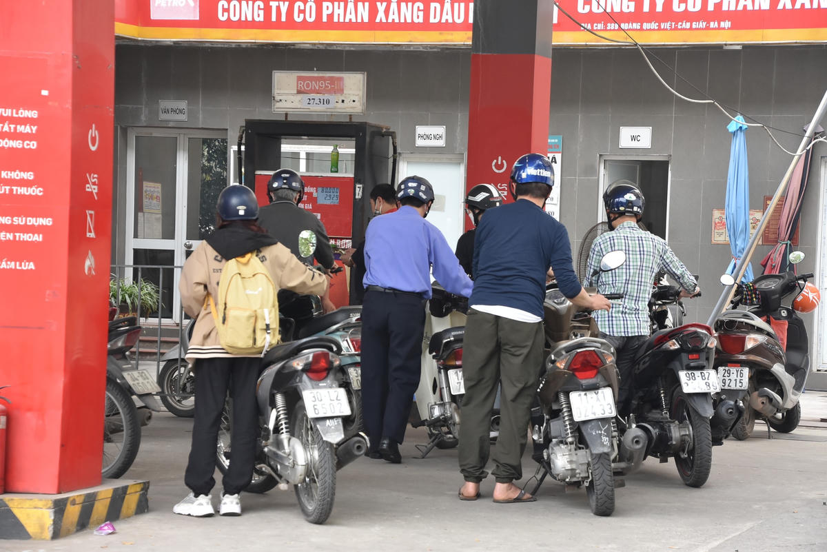 Theo liên Bộ Công Thương - Tài chính, với việc tăng giá lần này, giá xăng E5 RON 92 từ 15h ngày 21/4 là 27.130 đồng một lít (tăng 660 đồng); RON 95 là 27.990 đồng một lít (tăng 680 đồng).