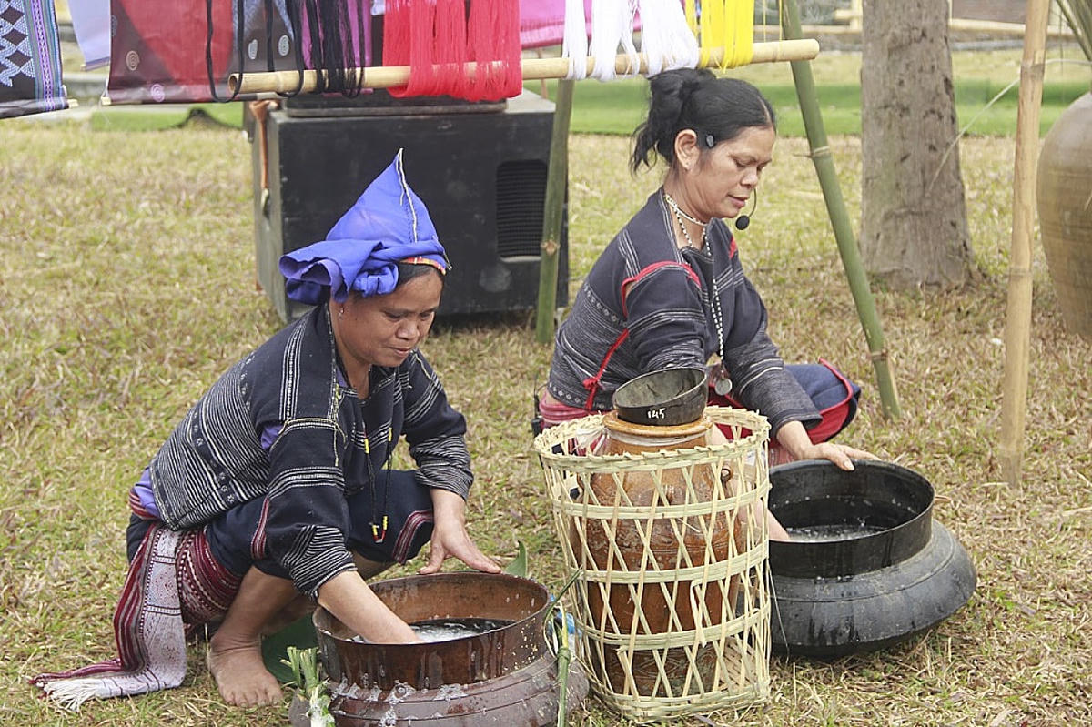 Tái hiện nghi thức cúng vợt sợi bông của đồng bào dân tộc Ba Na, tỉnh Gia Lai.