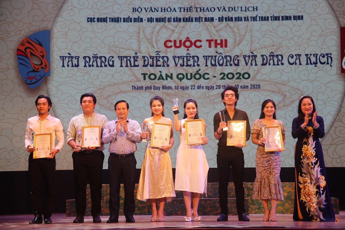 BTC trao Huy chương Vàng cho các diễn viên xuất sắc.