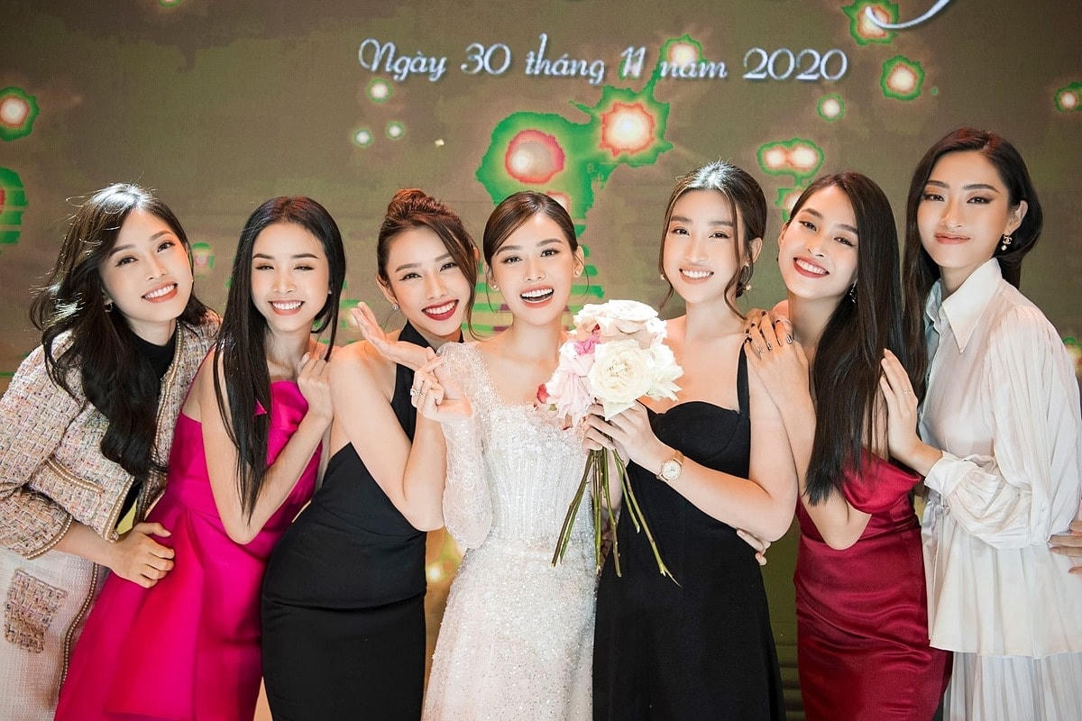 Dàn Hoa hậu, Á hậu: Phương Nga, Thúy An, Thùy Tiên (từ trái qua), Lương Thùy Linh, Tiểu Vy, Đỗ Mỹ Linh (từ phải qua) xuất hiện trong lễ cưới của Á hậu Tường San. Ở phần tung bông, Tiểu Vy bắt được bó hoa nhưng sau đó 'nhường' lại đàn chị Đỗ Mỹ Linh.