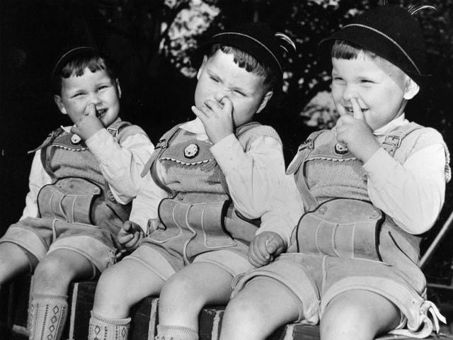 Bức ảnh chụp năm 1959 cho thấy ba anh em sinh ba người Đức đang làm trò hài hước trước ống kính máy ảnh.  