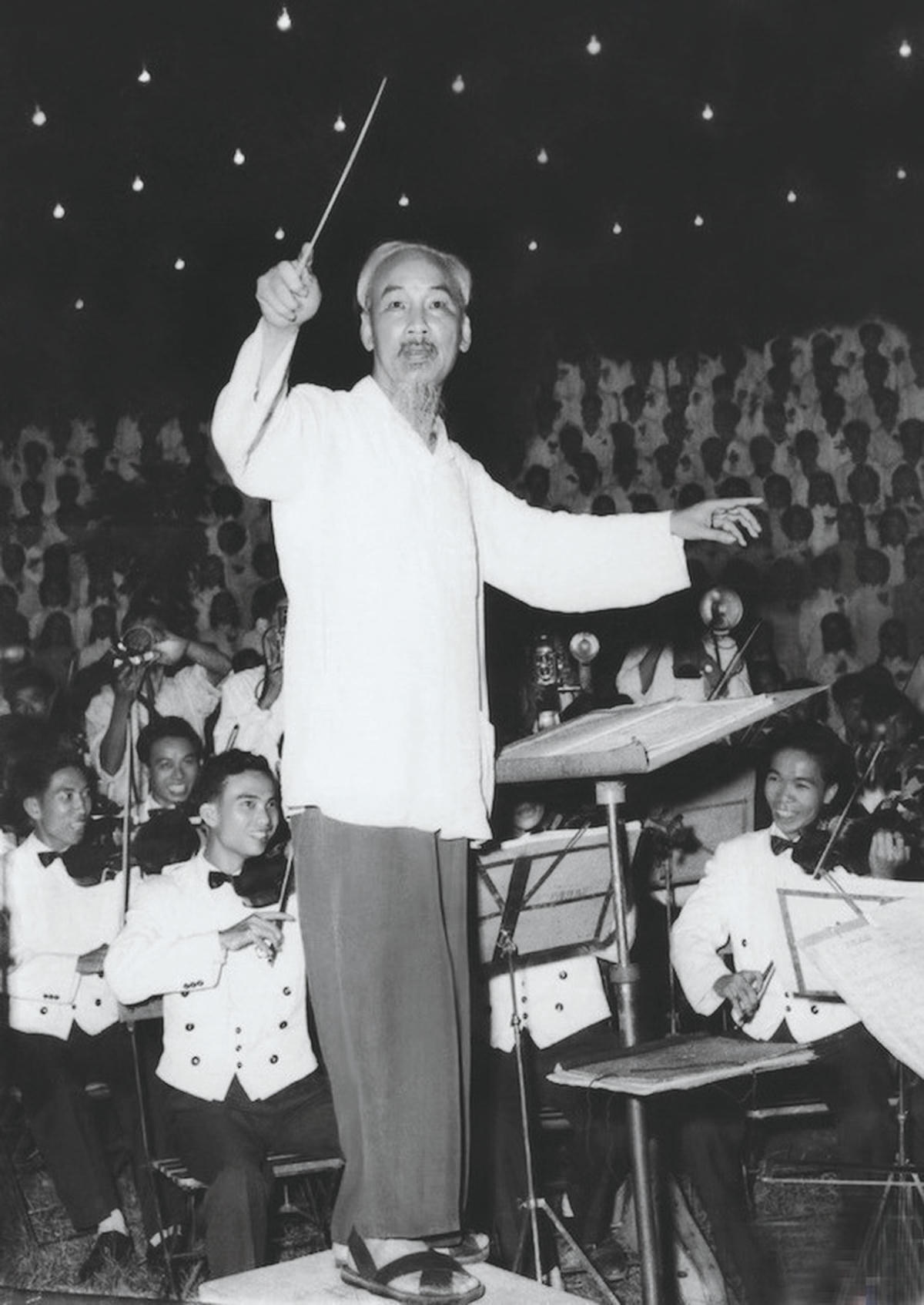 Chủ tịch Hồ Chí Minh bắt nhịp bài ca Kết đoàn, năm 1960. Ảnh: Lâm Hồng Long.