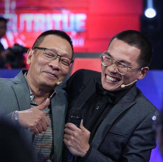 Rapper Wowy khoe ảnh cười sảng khoái bên MC Lại Văn Sâm.