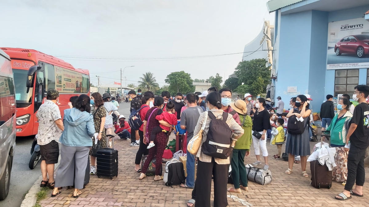 Các chuyến xe trả người ở cầu cảng ngày một nhiều. 