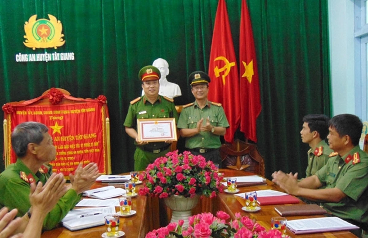 Thượng tá Nguyễn Thành Long trao Giấy khen cho Công an huyện Tây Giang.