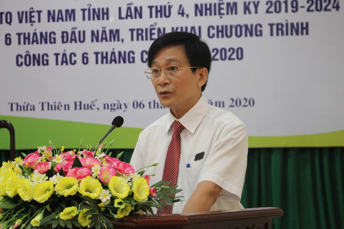 Phó Chủ tịch thường trực Ủy ban MTTQ Việt Nam tỉnh Thừa Thiên - Huế Nguyễn Hữu Lạc trình bày báo cáo.