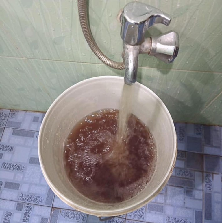 Nước bẩn dược người dân phường Vĩnh Hải (Nha Trang) phản ánh, sáng ngày 3/3. Ảnh: Nguyễn Hoàng Long.