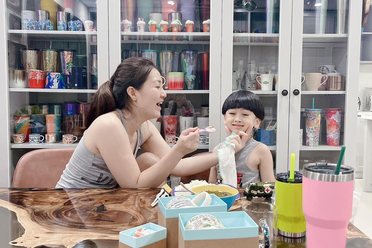 Gặp mẹ ở thang máy sau thời gian dài xa cách, Louis nhảy cẩng lên vui sướng.