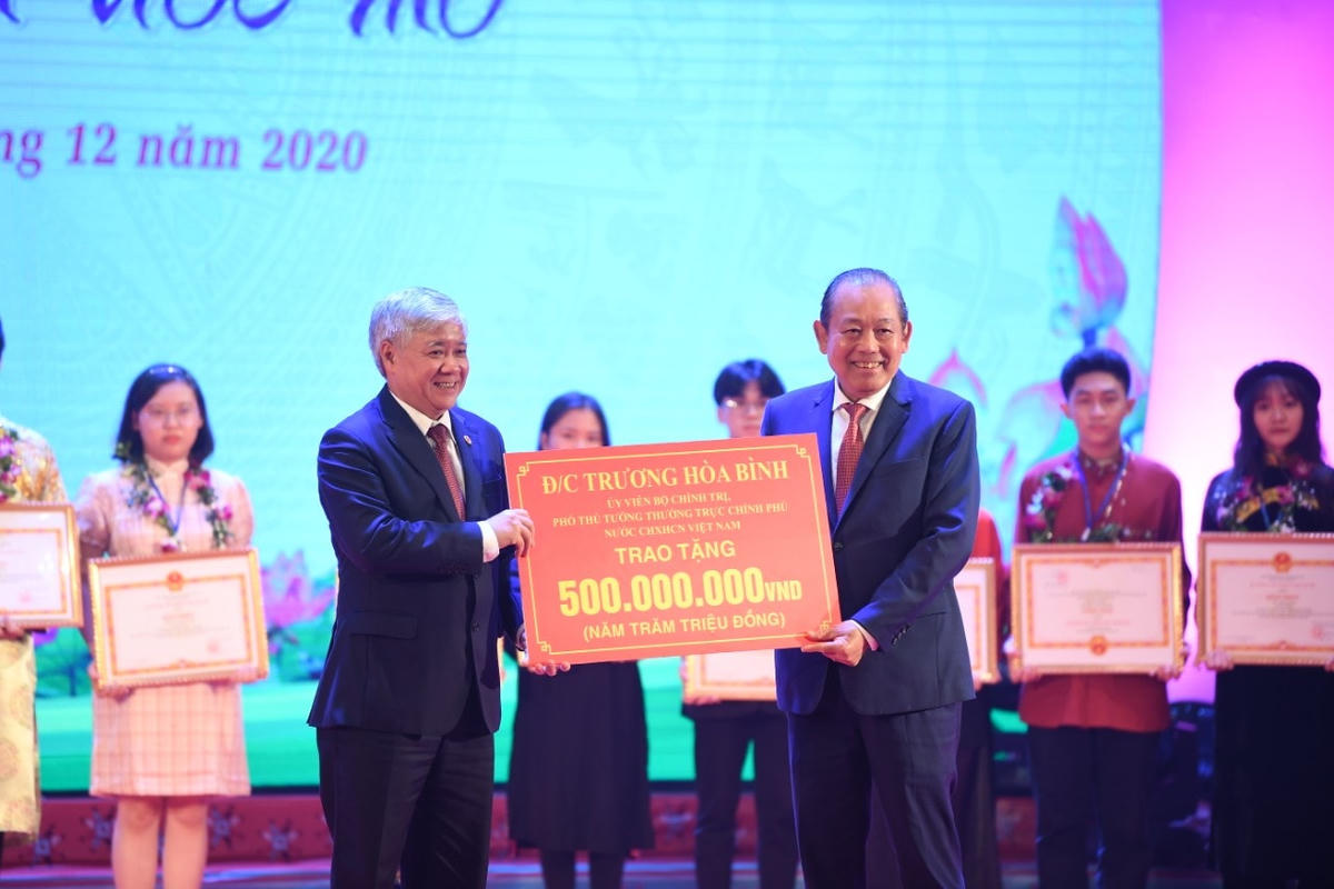 Phó Thủ tướng Thường trực Chính phủ Trương Hoà Bình trao tặng học bổng cho các em học sinh, sinh viên xuất sắc.