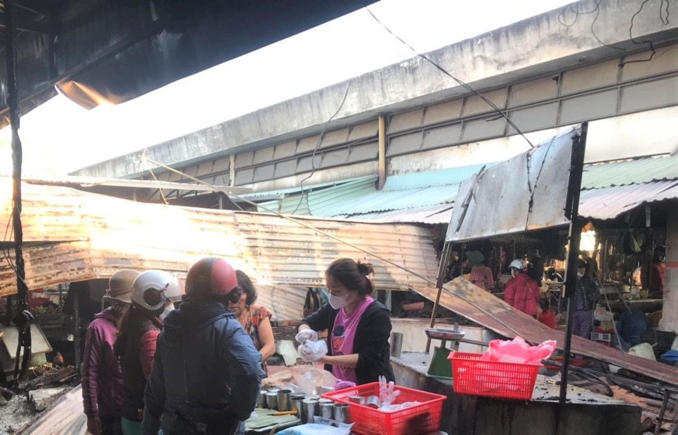 Một số ki ốt ở chợ Hà Lam bị cháy thiệt hại nặng. Ảnh CTV.