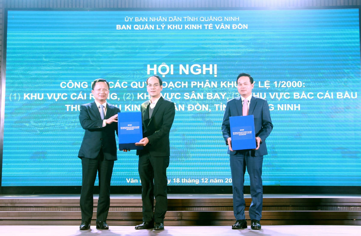 Ông Cao Tường Huy, Phó Chủ tịch Thường trực UBND tỉnh, trao hồ sơ 3 quy hoạch phân khu KKT Vân Đồn cho đại diện Ban Quản lý KKT Vân Đồn.