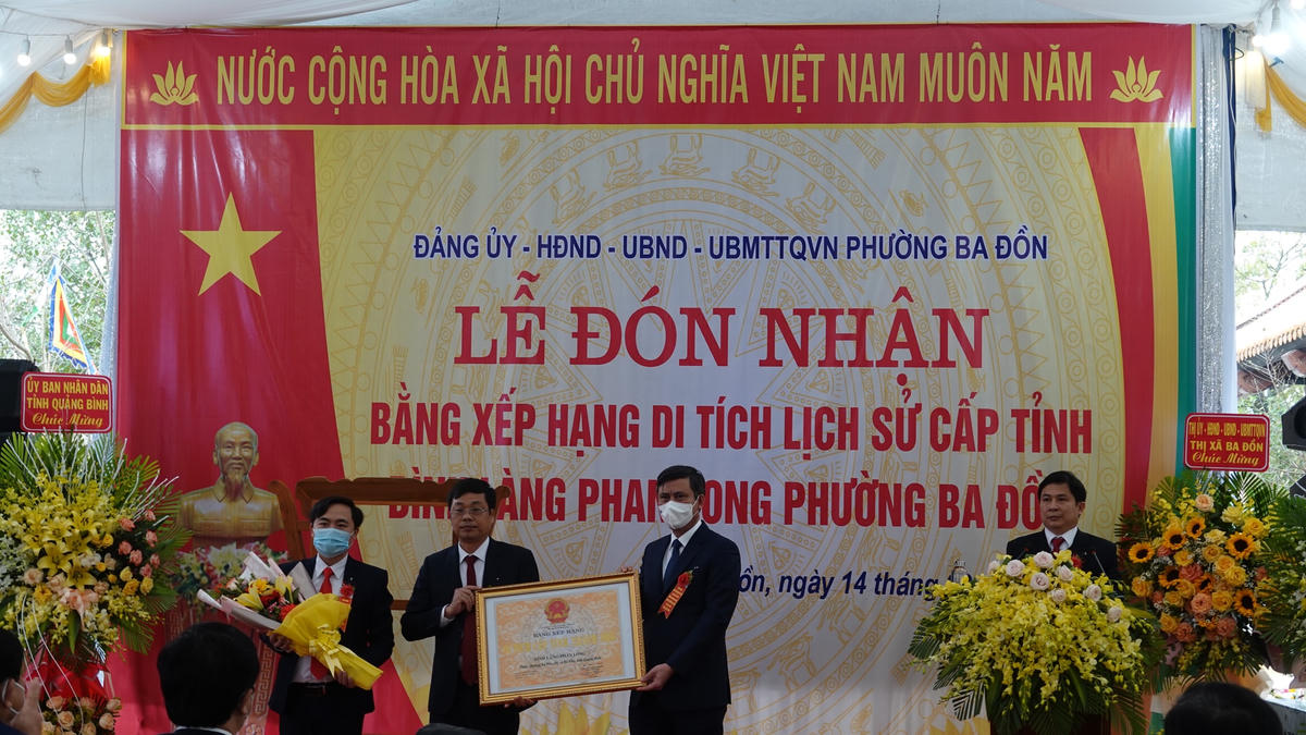 Chủ tịch UBND tỉnh Quảng Bình trao Bằng xếp hạng di tích lịch sử cấp tỉnh đình làng Phan Long cho nhân dân Ba Đồn.