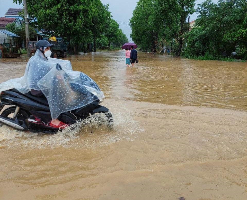 Mưa lớn khiến một số tuyến đường huyện Nam Đông bị ngập cục bộ.
