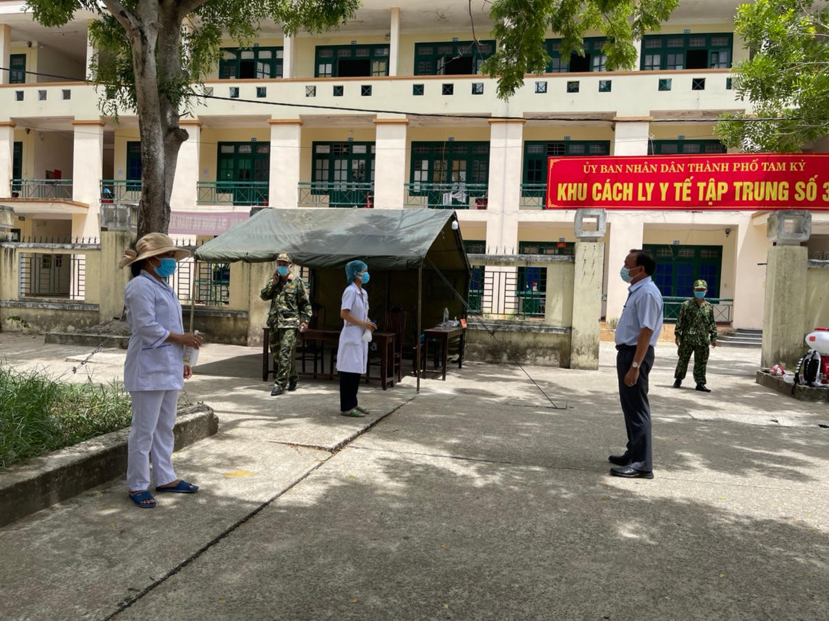 TS.BS Mai Văn Mười kiểm tra công tác phòng, chống Covid-19 tại một khu cách ly.