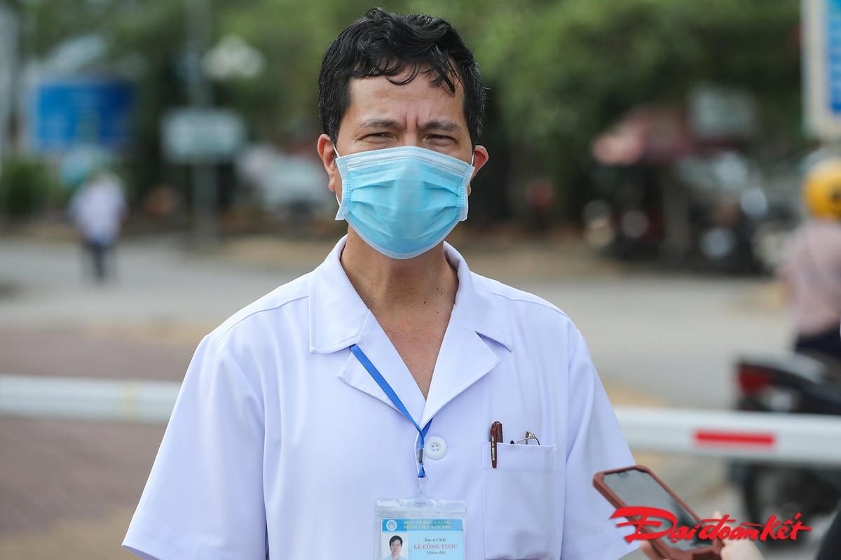Ông Lê Công Tước - Giám đốc Bệnh viện Sản Nhi Bắc GIang trao đổi với phóng viên Đại Đoàn Kết Online. Ảnh: Quang Vinh. 