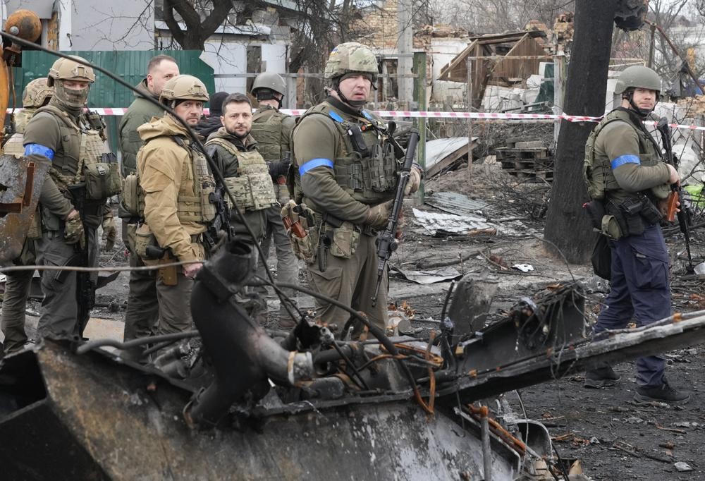 Tổng thống Ukraine Volodymyr Zelenskyy kiểm tra địa điểm ở Bucha, gần Kiev, Ukraine. Ảnh: AP.