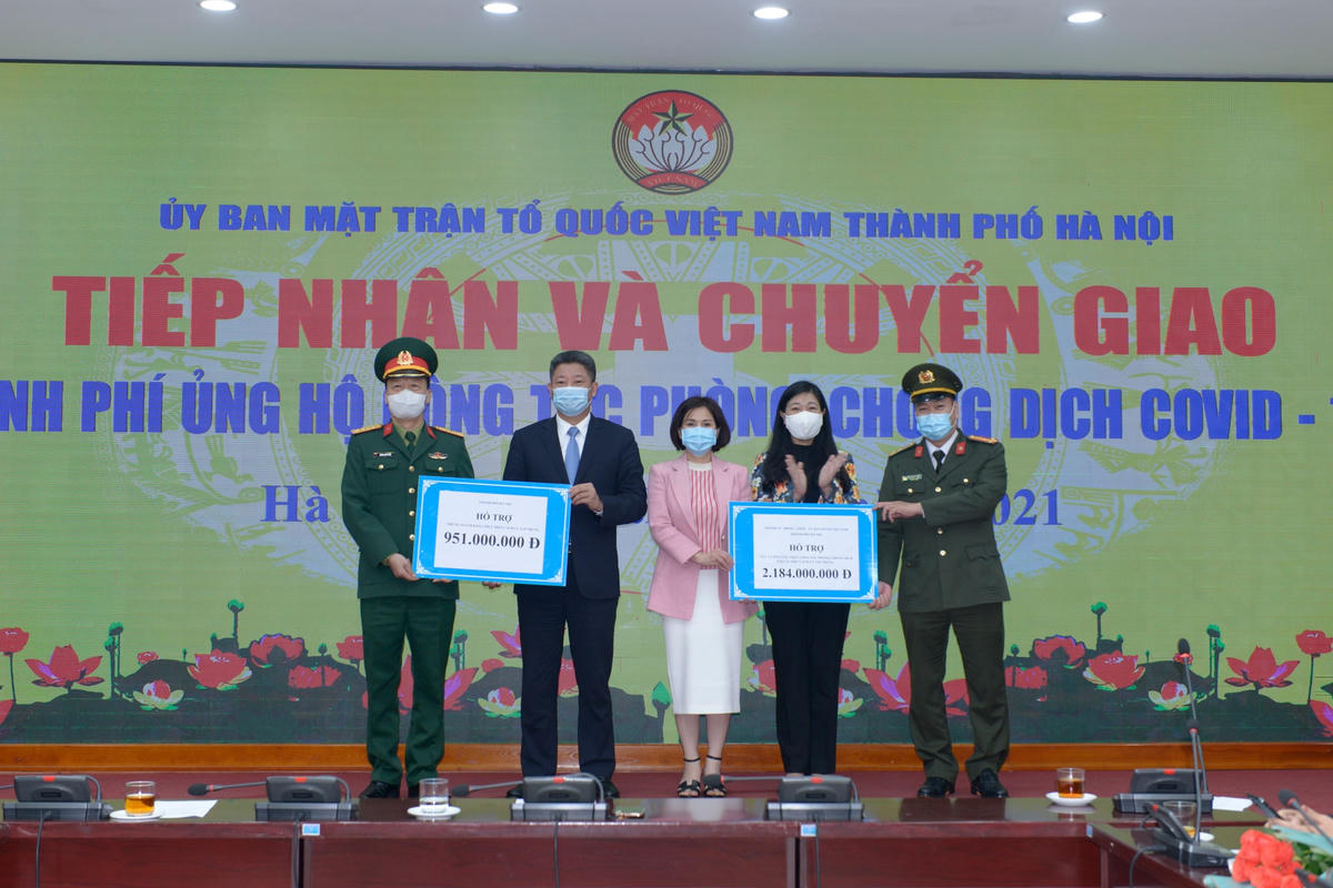 Ủy ban MTTQ thành phố Hà Nội trao ủng hộ phòng dịch Covid - -19 cho lực lượng tuyến đầu chống dịch.
