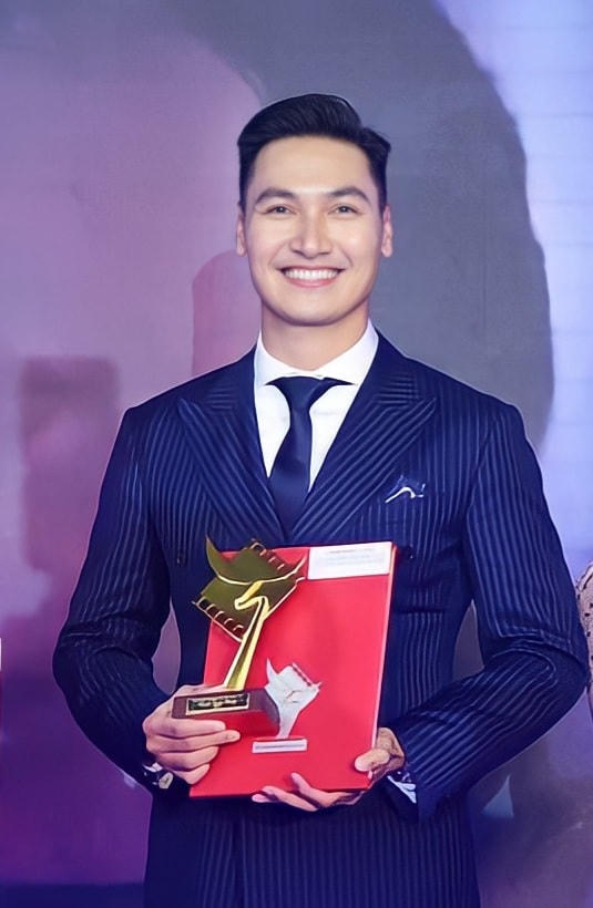 Mạnh Trường đạt đoạt giải Nam diễn viên truyền hình xuất sắc của giải thưởng Cánh diều năm 2021. 