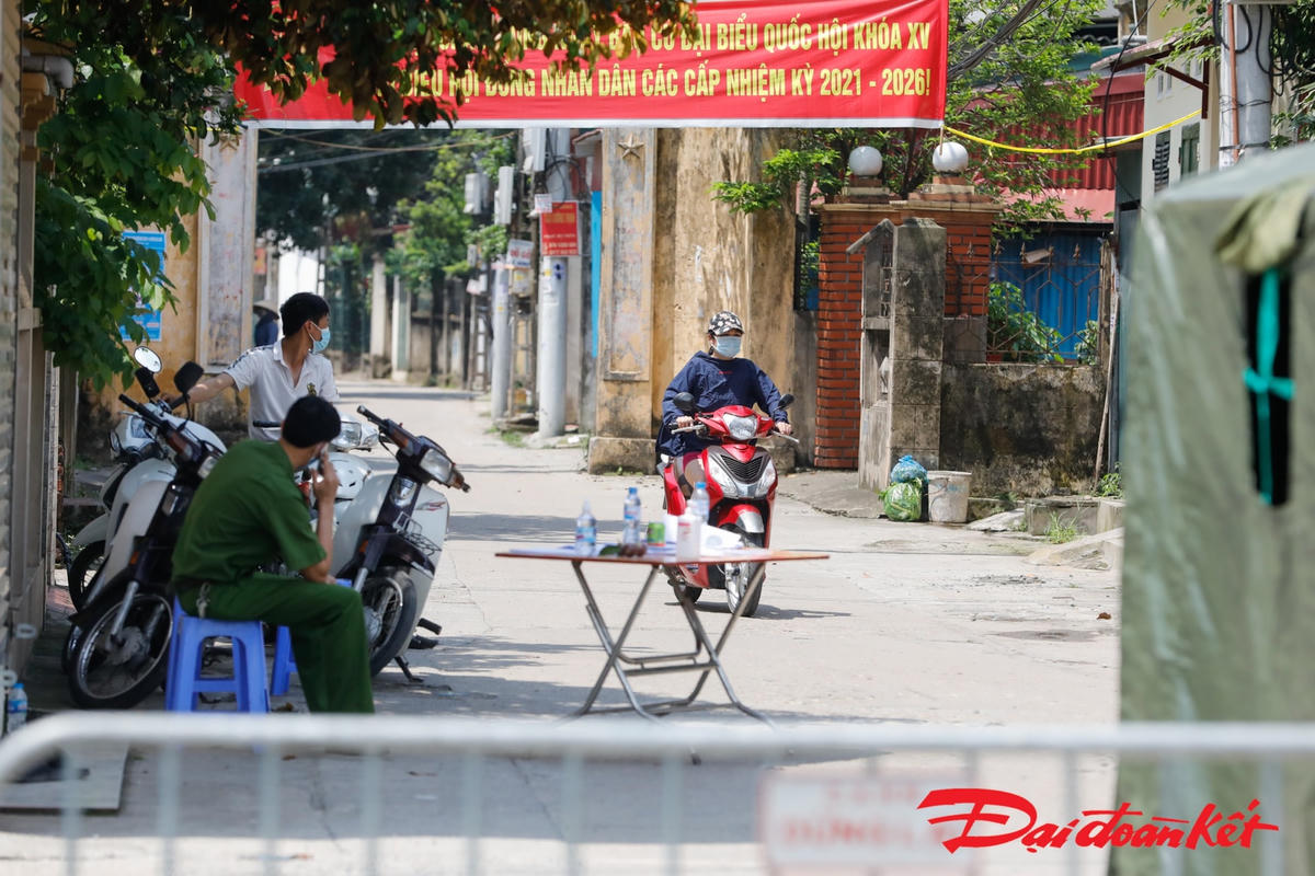 Lực lượng chức năng thực hiện nhiệm vụ tại chốt kiểm soát dưới cái nắng gay gắt. Ảnh: Quang Vinh. 