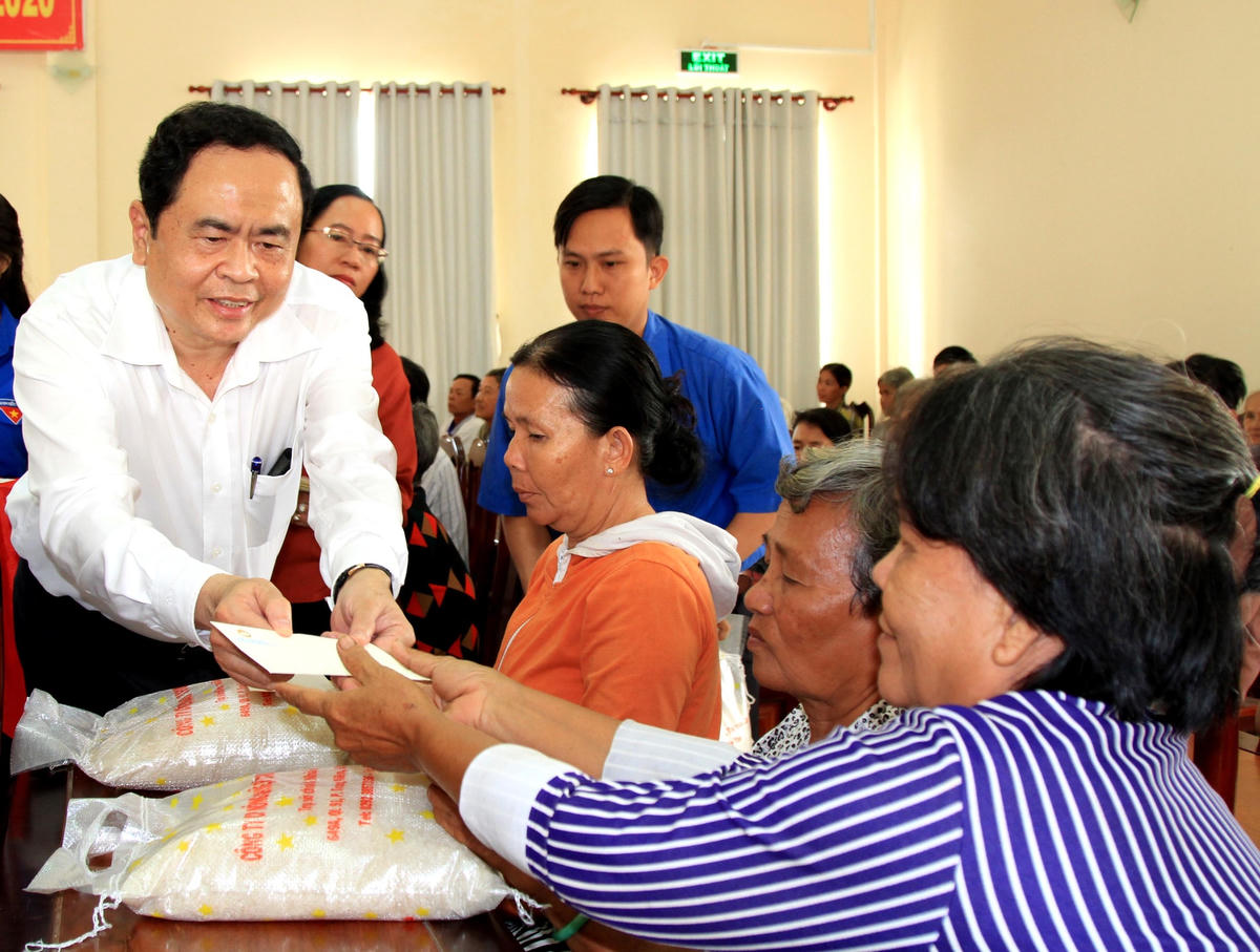 Bí thư Trung ương Đảng, Chủ tịch UBTƯ MTTQ Việt Nam Trần Thanh Mẫn thăm hỏi và trao quà cho các hộ nghèo trên địa bàn TP Cần Thơ. Ảnh: Quốc Trung.