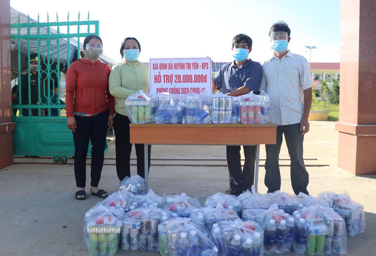 Lãnh đạo phường Hòa Vinh (TX Đông Hòa) tiếp nhận ủng hộ từ người nhà cụ bà Huỳnh Thị Yên.