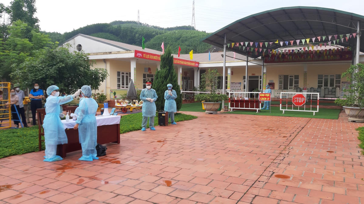 Qua truy vết bước đầu đưa các F1 đi cách ly tại cơ sở cách ly tập trung của xã tại Trường Mầm Non Sơn Dương còn các F2, F3, F4 thực hiện cách ly tại nhà với sự giám sát của tổ Covid cộng đồng thôn Vườn Cau.