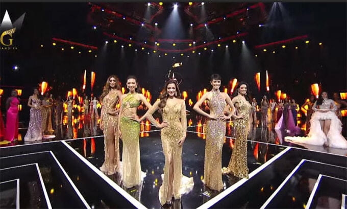 Top 5 chung kết (Thùy Tiên đứng thứ hai từ trái sang).